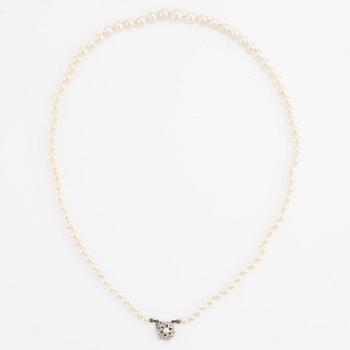 Pearl necklace, with graduated cultured pearls, clasp silver.