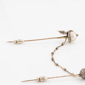 A victorian scarf pin in gold and silver with a pearl and set with old-cut diamonds.