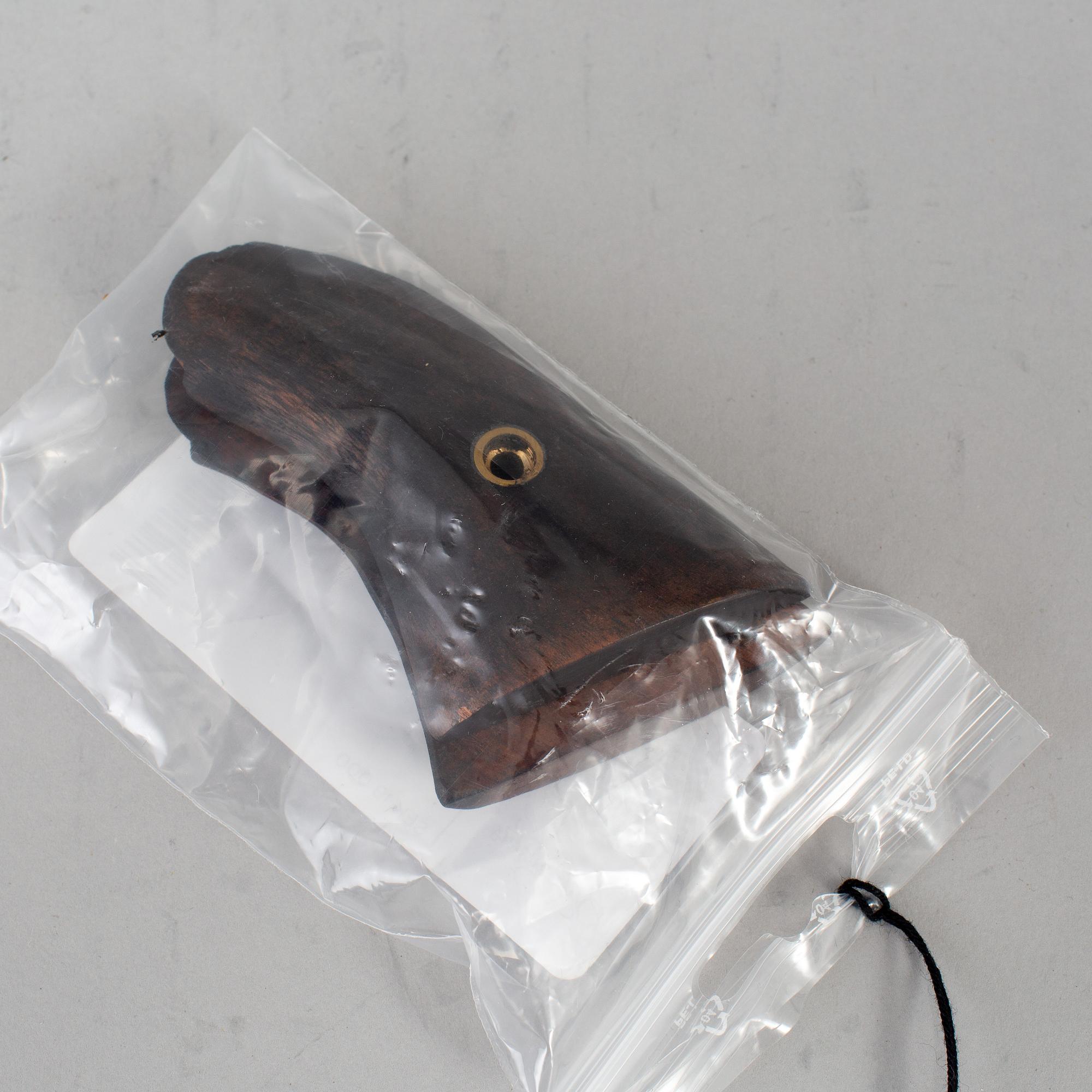 A Remington New Model Army percussion revolver with serial no 32195.