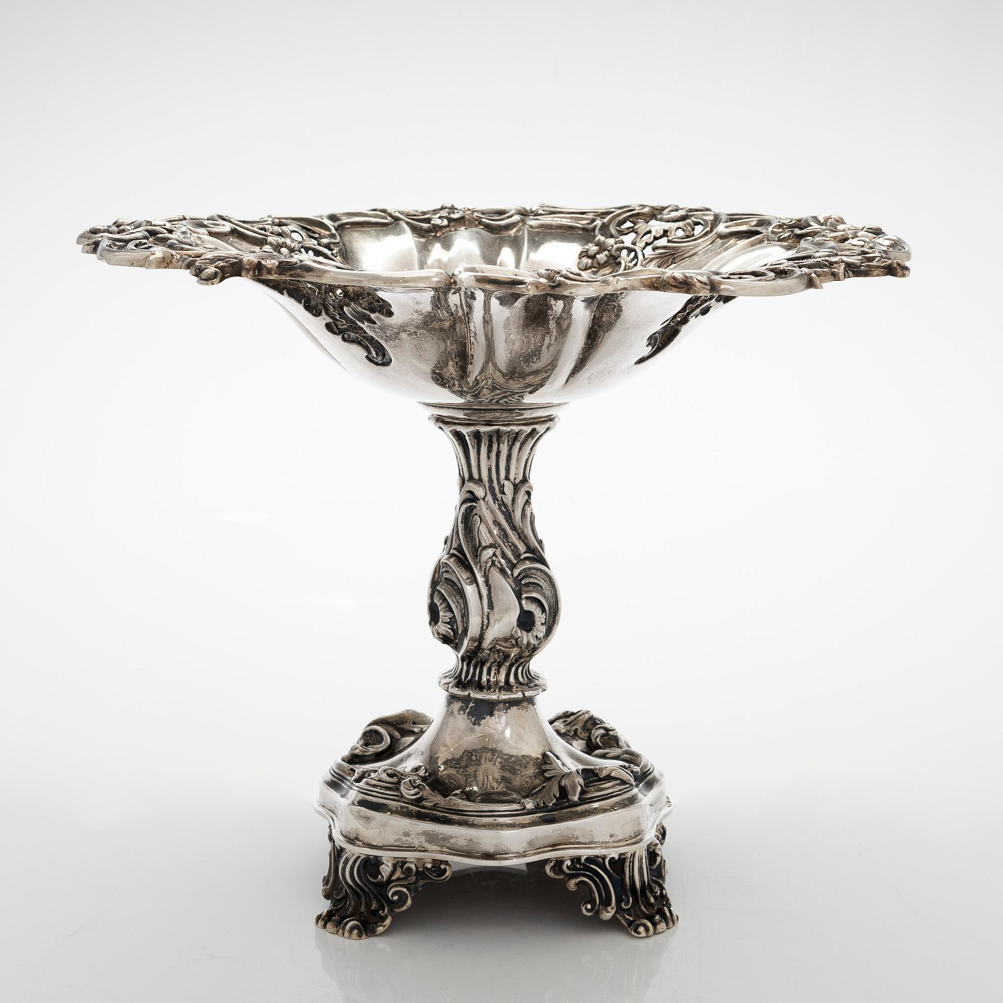 Tarjoilumalja, hopea, uusrokokoo, Gustav Möllenborg, Tukholma 1852.