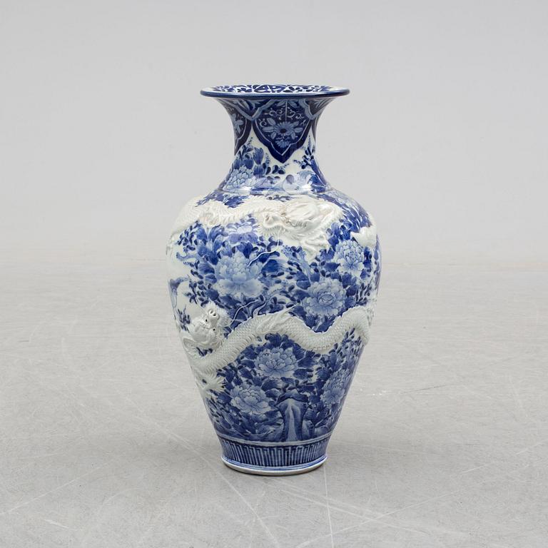 A large blue and white porcelain vase, Japan, Meiji (1868-1912).