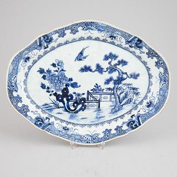 A Chinese blue and white serving dish, Qing Dynasty, Qianlong (1736-1795).