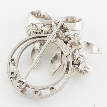 Brosch 18K vitguld med odlade pärlor samt runda briljant- och åttkantslipade diamanter.