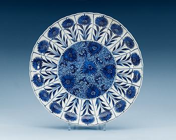 A blue and white ´Aster pattern´ charger, Qing dynasty, Kangxi (1662-1722).