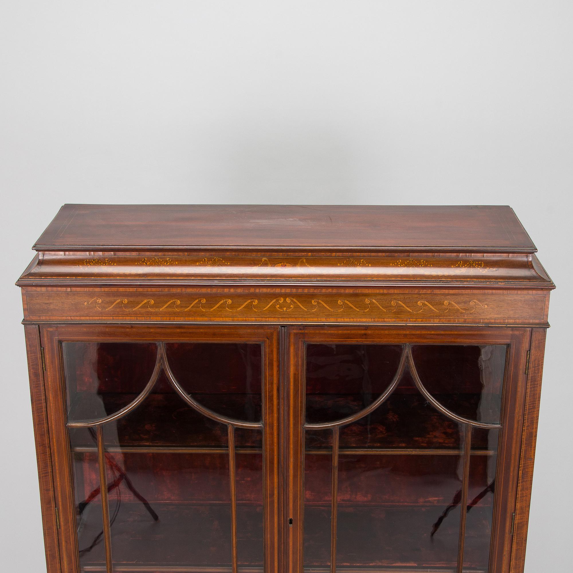 An English display cabinet, first half of the 20th century.