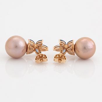 Ett par pärlörhängen med rosa sötvattenspärlor och safirer.