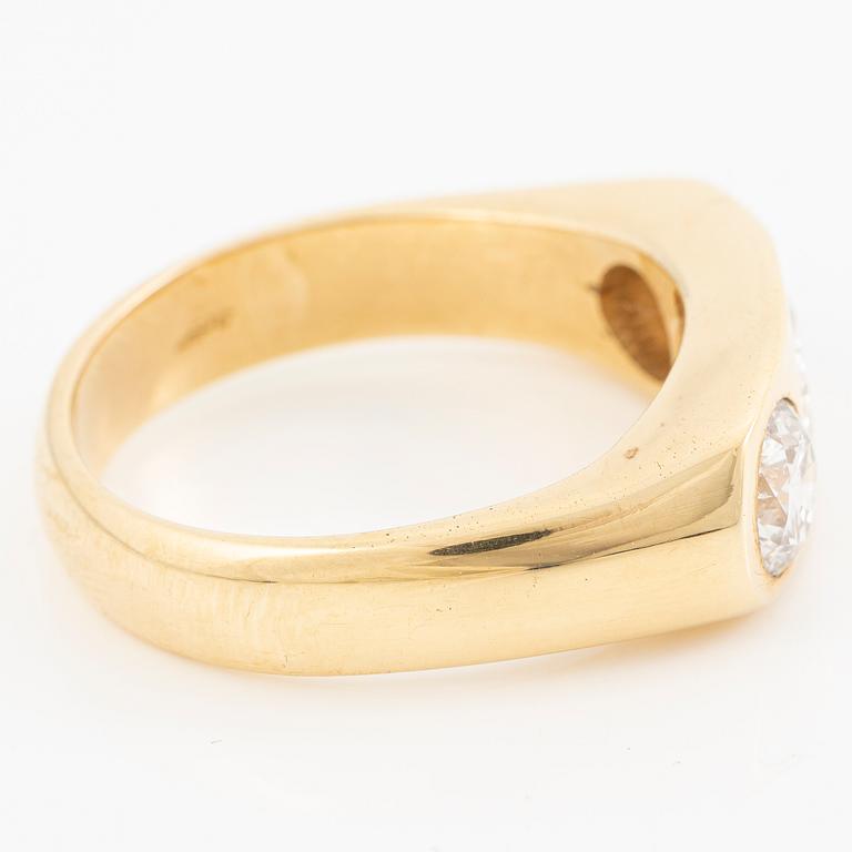 Ring in 18K gold with three brilliant-cut diamonds.