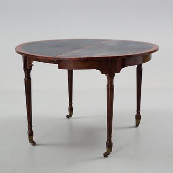 BORD, två stycken, 1800-tal, mahogny med trissor.