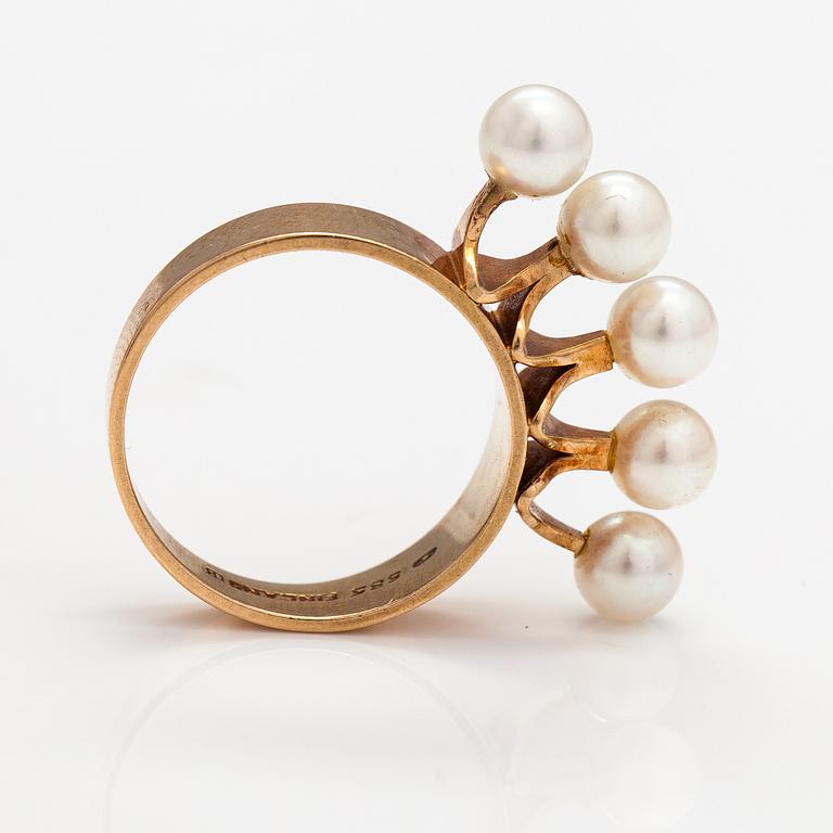 Elis Kauppi, Ring, 14K guld och odlade pärlor. Kupittaan kulta, Åbo.