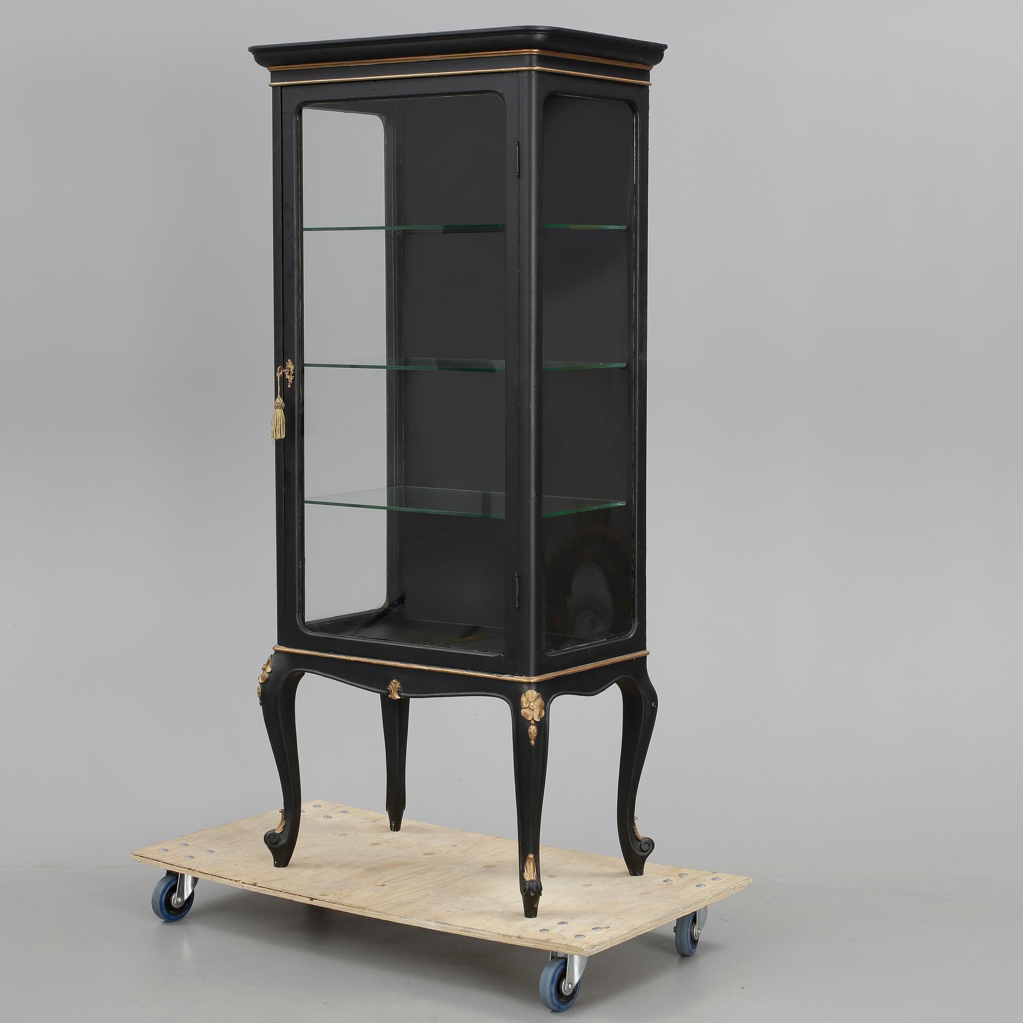 VITRINSKÅP, 1900-talets början.