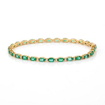 Bracelet 18K gold with emeralds and brilliant-cut diamonds.