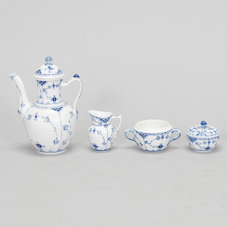 Royal Copenhagen, kaffe- och teservis, 55 delar, porslin, "Musselmalet", Danmark 1955-58.