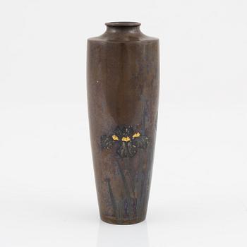 A Japanese bronze vase, Meiji period (1868-1912).