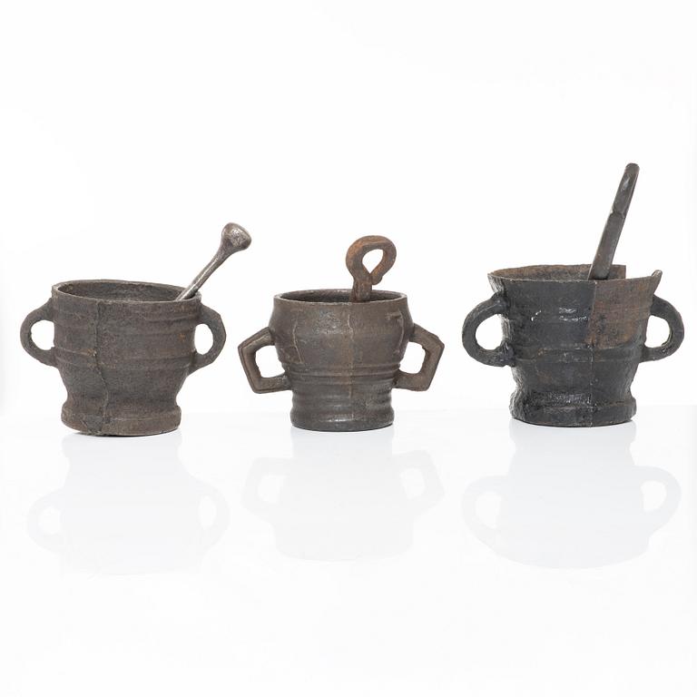 A set of three cast-iron mortars with pestles, 17th / 18th century.