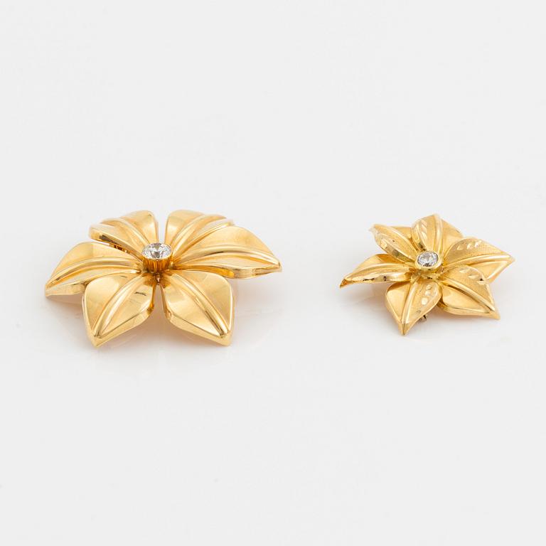 Four 18K gold brooches.