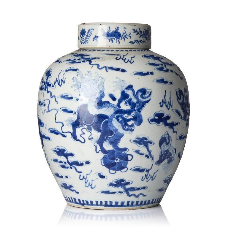 A blue and white jar with cover, Qing dynasty, 19th century.