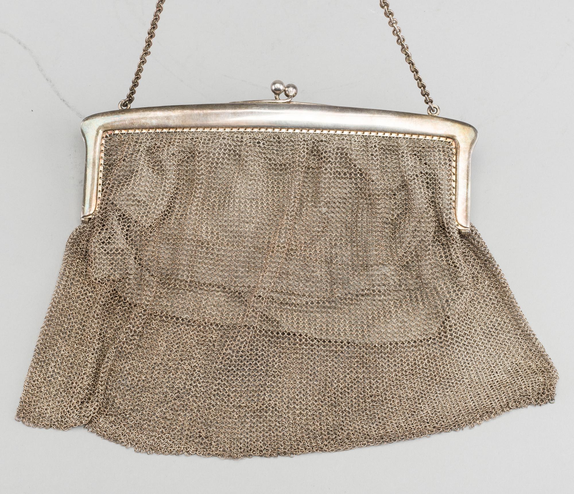 A SILVER EWENING BAG.