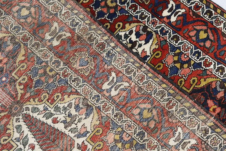 A semi-antique Baktiari rug, ca 217 x 152 cm.