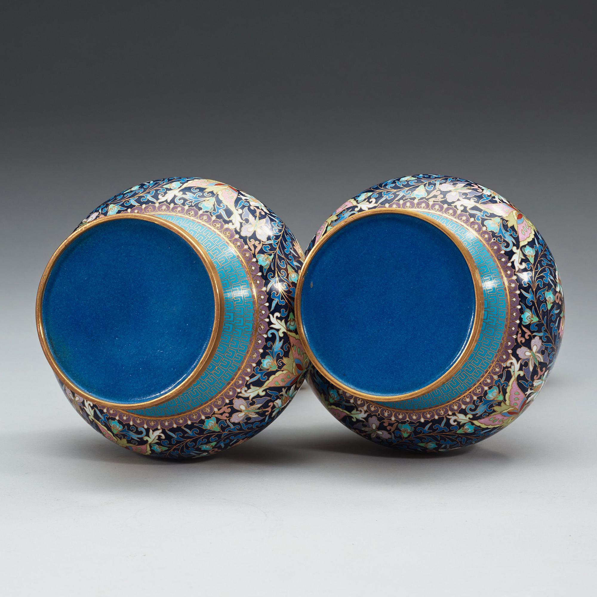 VASER, ett par, cloisonné. Kina, 1900-talets första hälft.