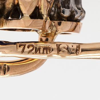 Broschnålar, tre stycken, 14-18K guld med safir, diamanter och pärla. Ryssland 1898-1908.