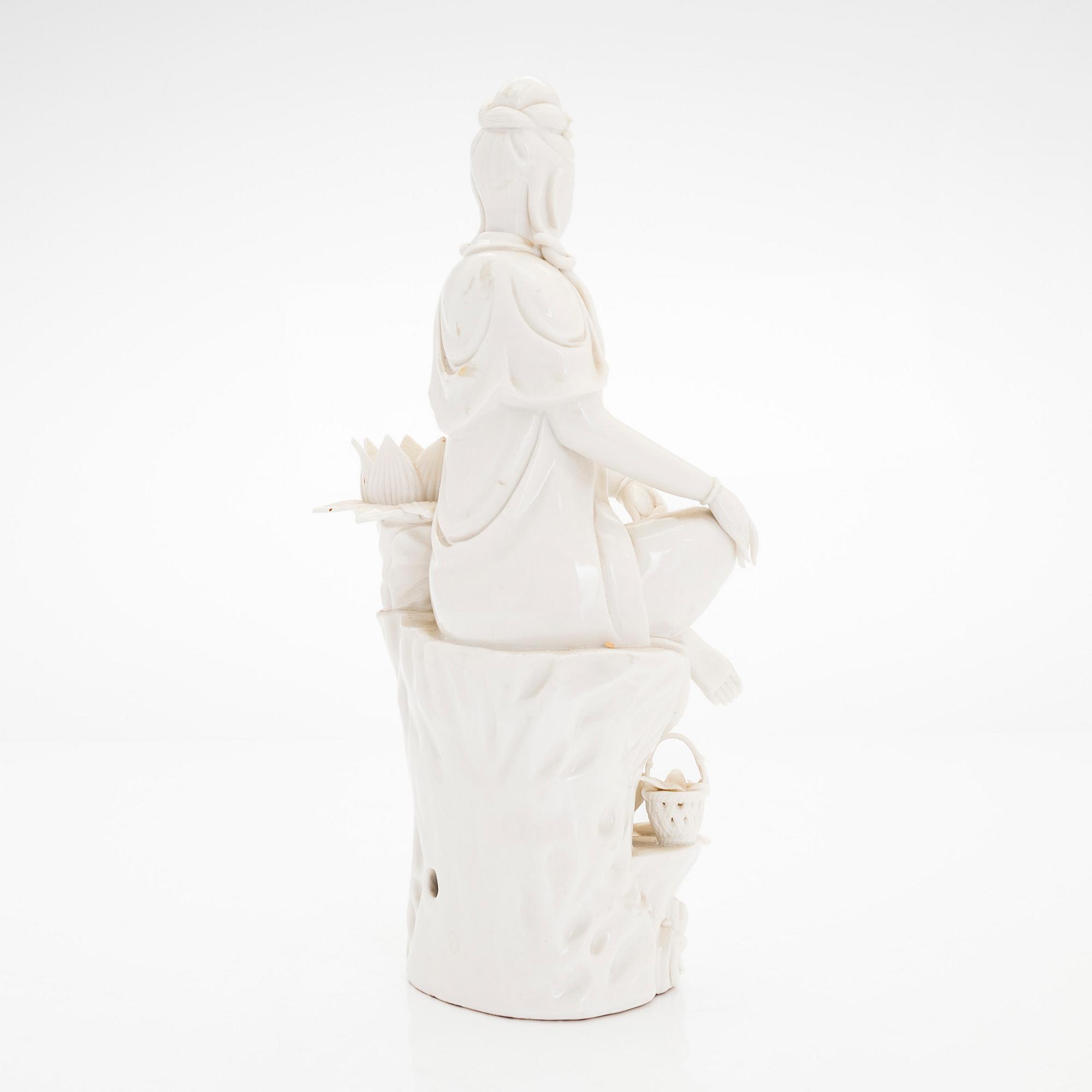 A blance de chine figure of Guanyin, Qing dynasty, 19th century.