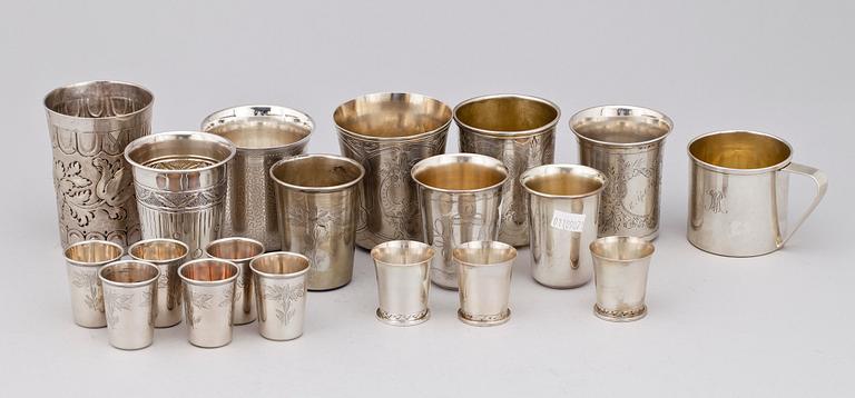 PARTI BÄGARE, 24 st, silver, flertal olika tillverkare, Europa, bla CG Hallberg, 1800-1900-tal. Totalvikt ca 1300 gram.