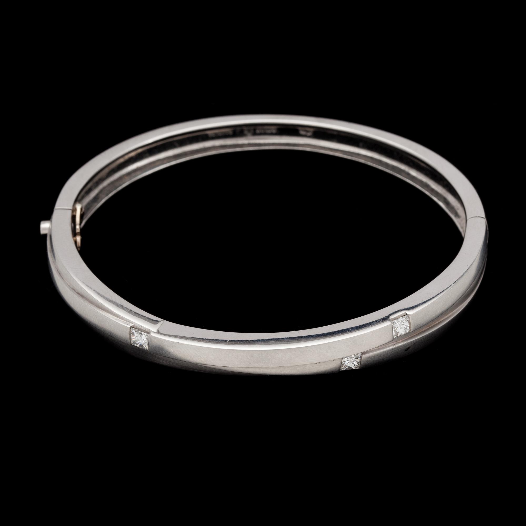 ARMRING, Boodle & Dunthorpe, platina med princesslipade diamanter, tot. 0.54 ct.