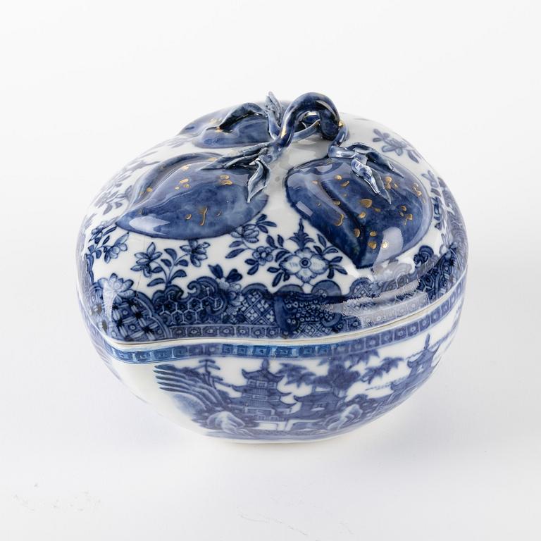 Persikorformad terrin med lock, kompaniporslin. Kina, Qingdynastin, Qianlong (1736-95).