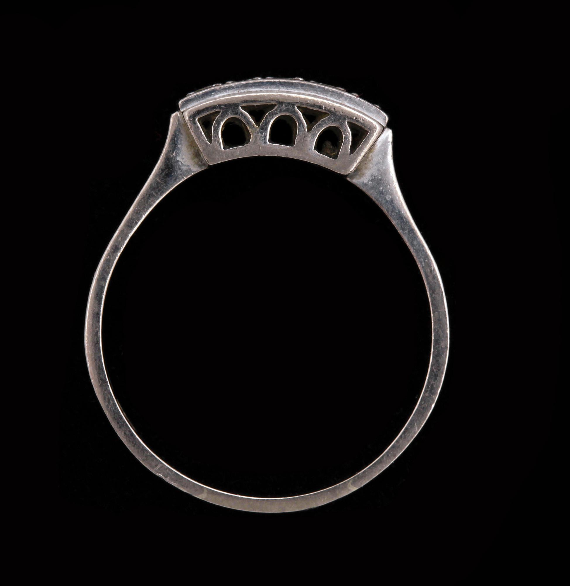 RING, 18k vitguld med 5 briljantslipade diamanter tot ca0.12ct. Vikt ca 4g.
