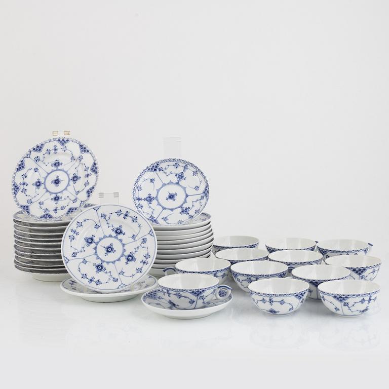 A Royal Copenhagen Porcelaine Tea Service, 'Musselmalet', (26 pieces).