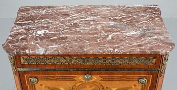 BYRÅ, gustaviansk stil, 1900-tal.