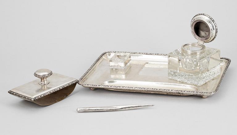 SKRIVSET, 5 delar, silver o glas, Karl Anderson Stockholm 1919. Tot silvervikt ca 790 gram.