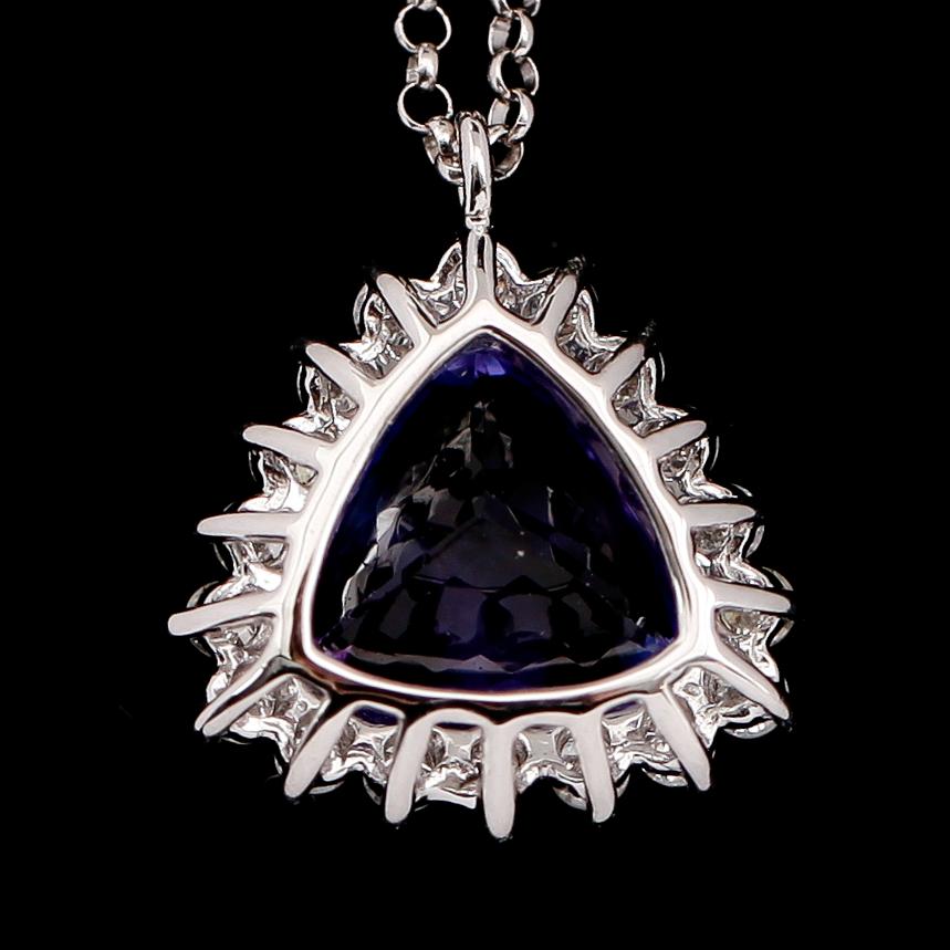 HÄNGE MED KEDJA, 18 k vitguld, tanzanit 2.06 ct, diamanter tot 0.41 ct.