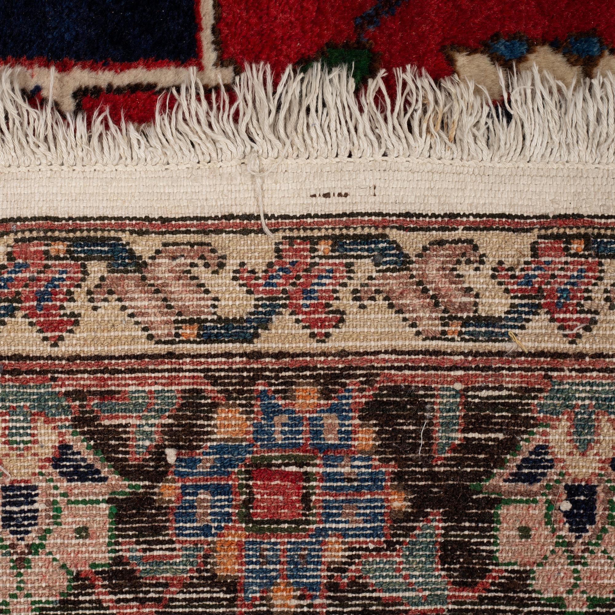 Matto, semi-antique/Old Bakthiari, ca 305 x 175 cm.