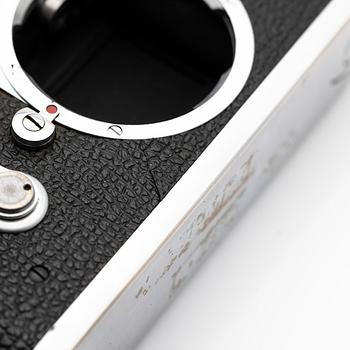 Leica M2.