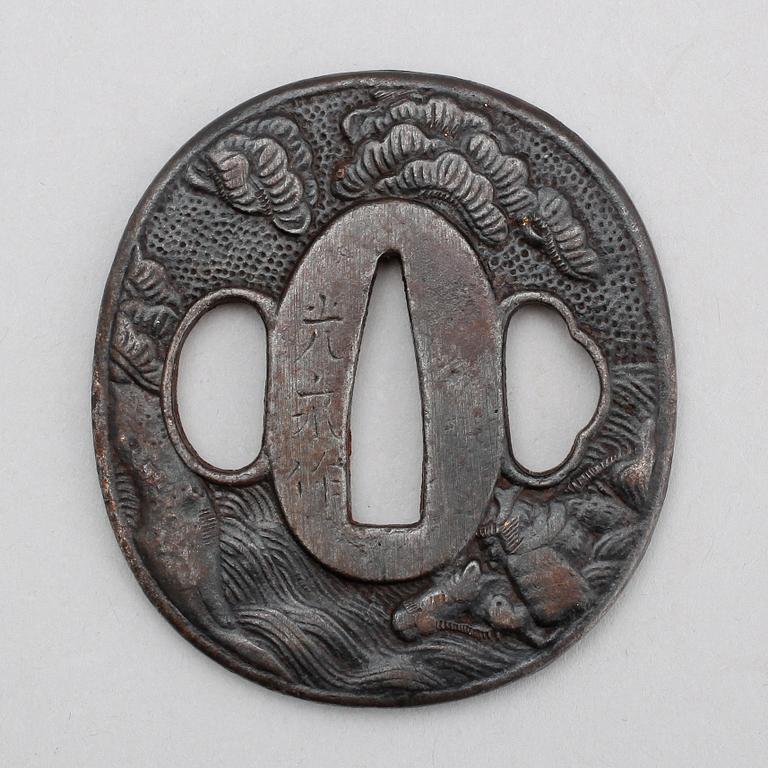 TSUBA, järn, signerad Mitsunaga, 1800-/1900-tal.