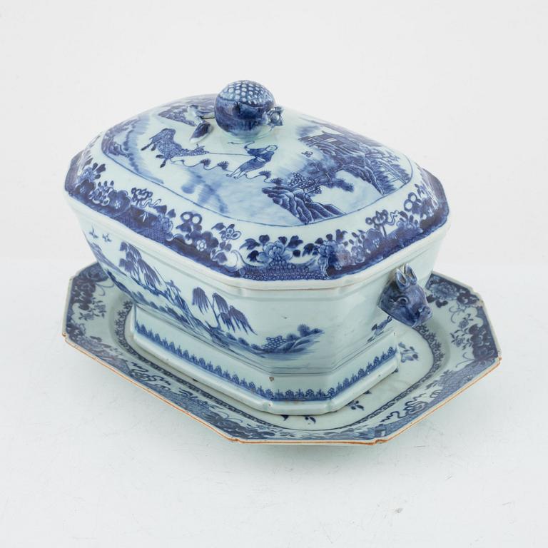 A Chinese blue and white export porcelain tureen with cover and stand, Qing dynasty, Qianlong (1736-95).