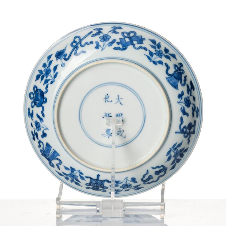 A blue and white dish, Qing dynasty, 18th century.