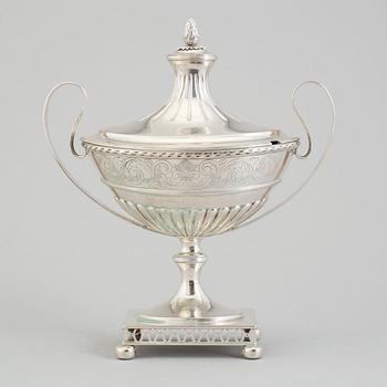 A Gustavian style silver sugar bowl with lid, SP Linköping, 1896.