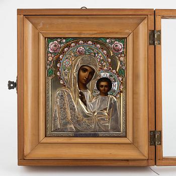 Ikon, med oklad i förgyllt silver och emalj, Ryssland 1896-1908.