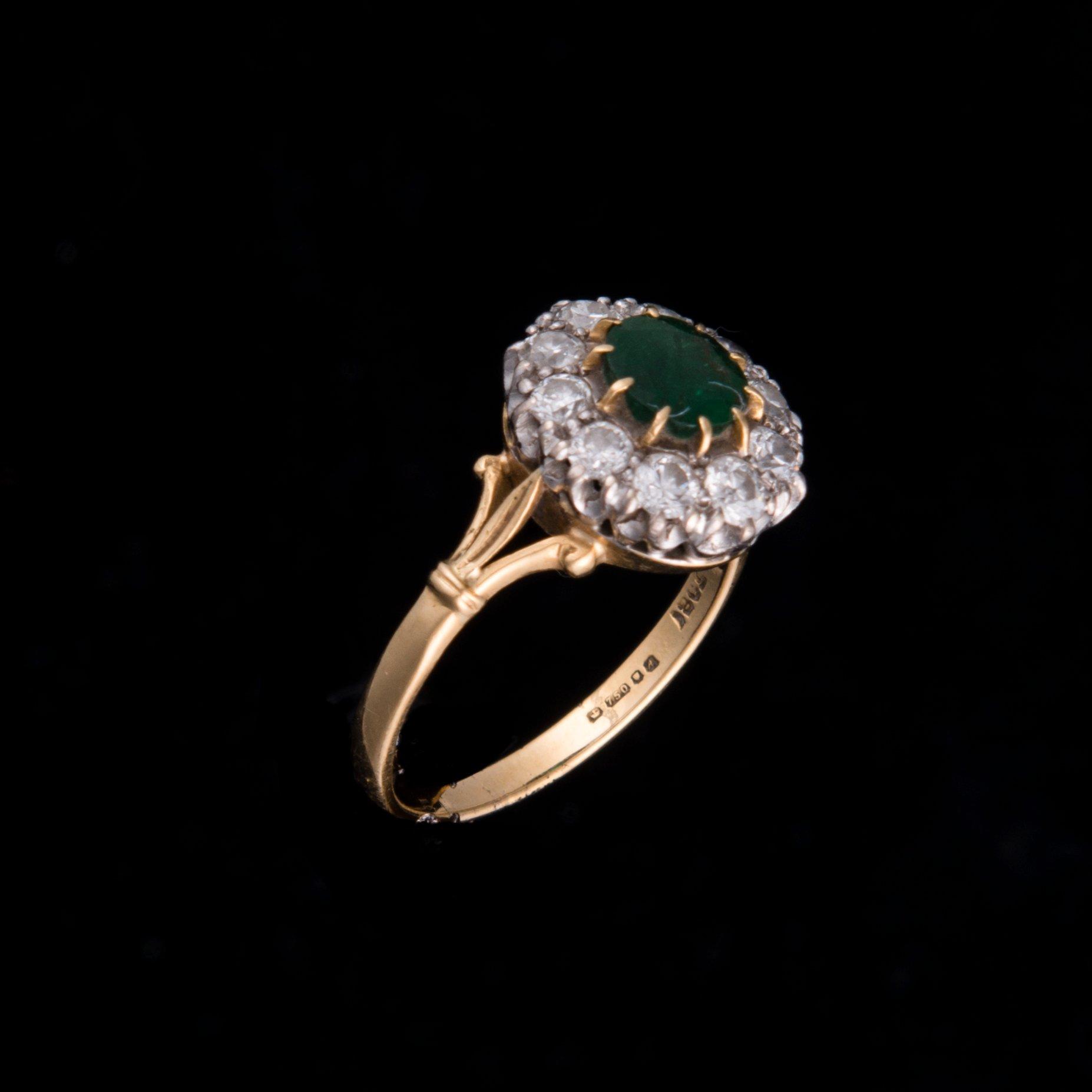 RING, 18K guld, diamanter, smaragd ca 1,00 ct. Vikt ca 6,1 g.