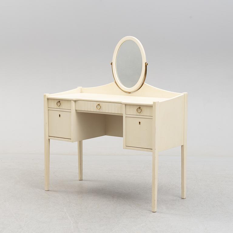 A mid 20th century vanity table.