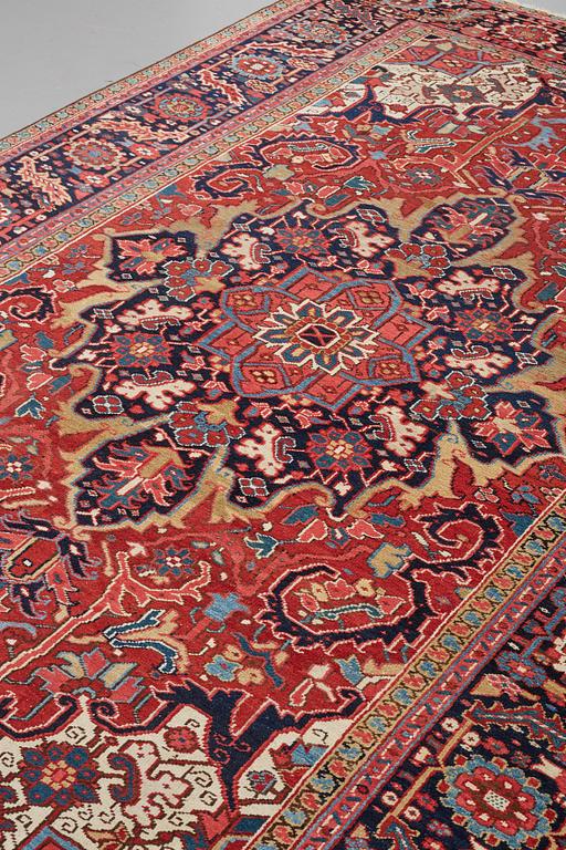 A CARPET, a semi-antique Heriz, ca 329-340 x 223,5-232 cm.