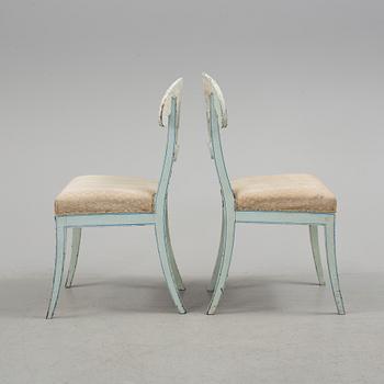 STOLAR, 2 st och TABURETT, en etikettmärkt med Stockholms stolmakareämbetes sigill. Empire, 1800-talets första hälft.