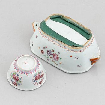 Kopp med fat, terrin utan lock, samt tre fat, porslin, Kina, Qingdynastin, 1700-tal.