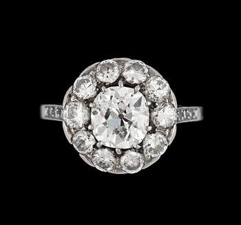 989. An antique cut diamond ring, app. 1.10 cts and old cut diamonds, tot. app. 1 cts.