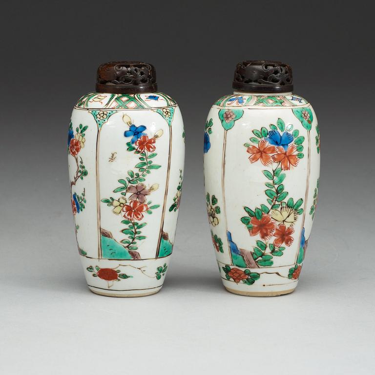 A pair of famille verte tea caddies, Qing dynasty, Kangxi (1662-1722).