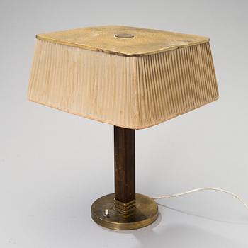 PAAVO TYNELL, PÖYTÄVALAISIN, malli 5066, Taito Oy, 1940-luku.