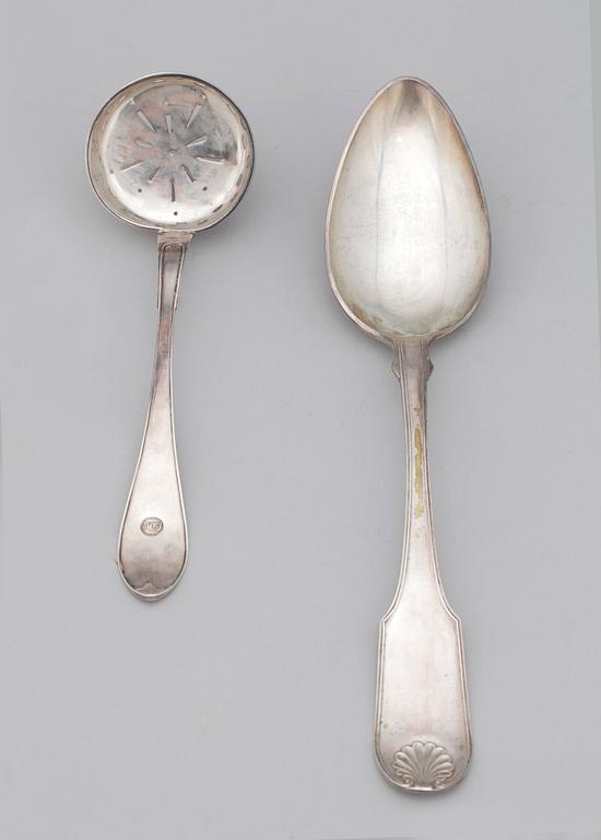 RAGUSKED SAMT SOCKERSTRÖARE, silver, Jakob Lundberg, Stockholm, 1808 resp Jonas Elg, Västerås, 1827. Ca 184g.