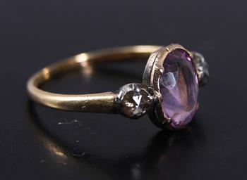 RING, guld 18 K m ametist o rosenstenar, 1920-tal.